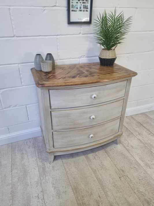 Shabby chic chest of drawers